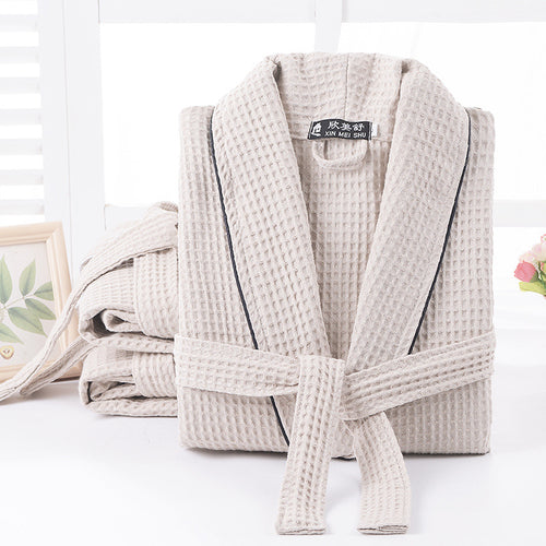 Peignoir en coton gaufré nid d'abeille beige, texture de la maille en gros plan — MaisonFAME