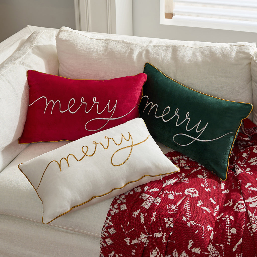 Housse de coussin de Noël « Merry » posée sur un canapé, format 30 × 50 cm — MaisonFAME