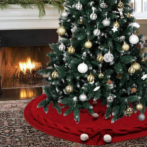 Jupe de sapin rouge bordeaux installée sous le sapin de Noël — MaisonFAME