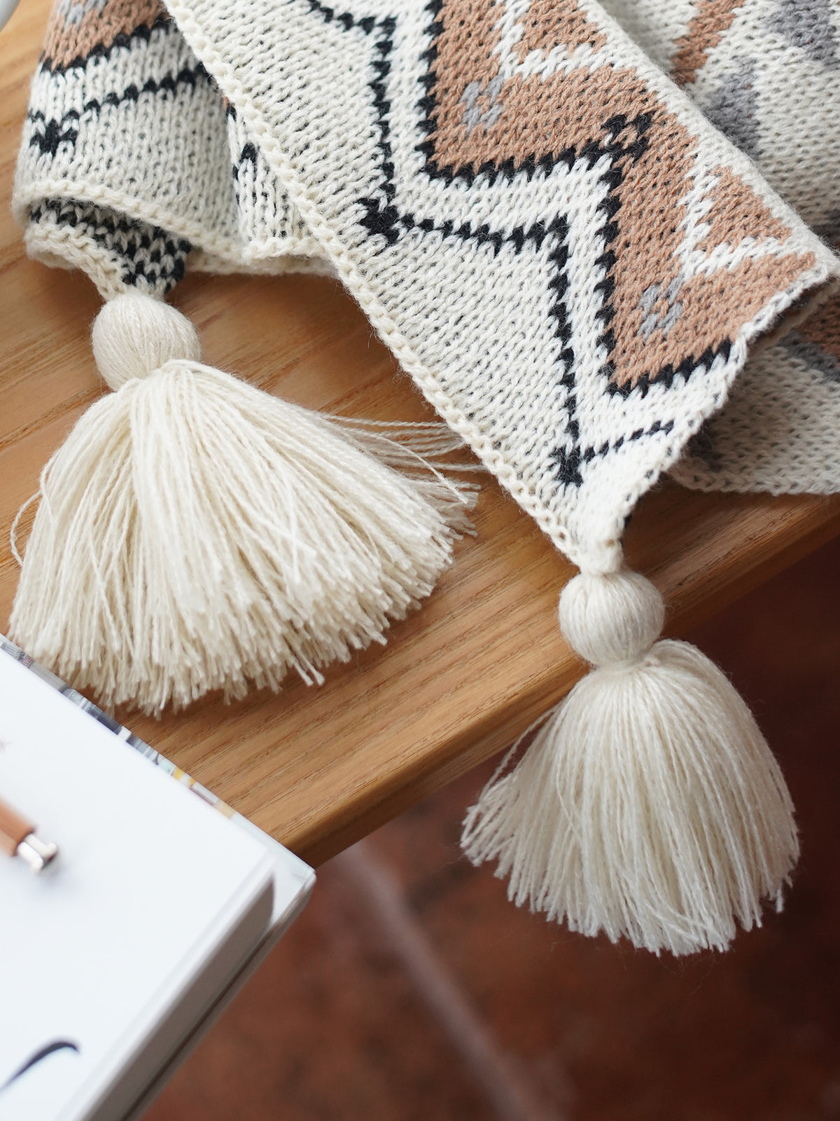 Détail du tricot du plaid châle bohème blanc cassé — MaisonFAME