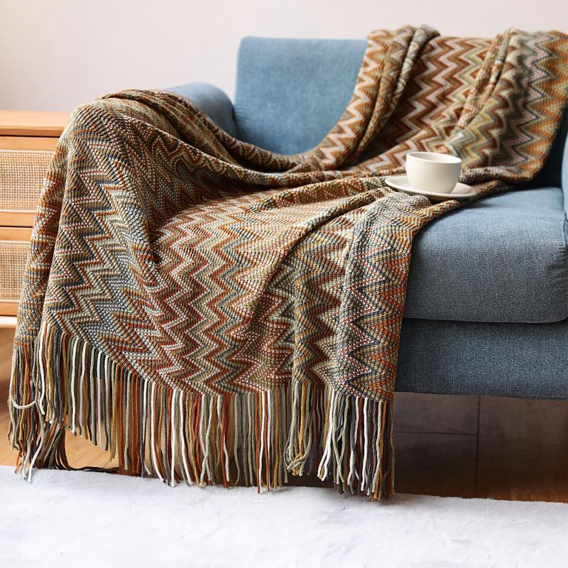 Plaid bohème tricoté posé sur un canapé — MaisonFAME