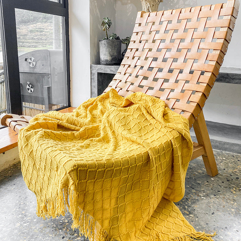 Détail des pompons du plaid tricoté coloris uni — MaisonFAME
