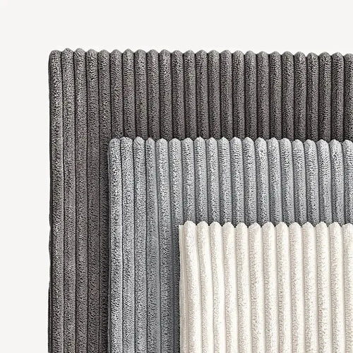 Coussin en velours côtelé sur un canapé clair, décoration épurée — MaisonFAME