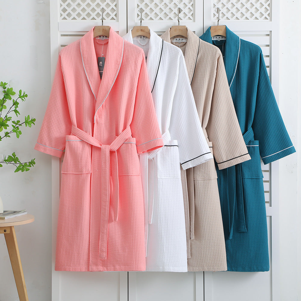 Gamme de peignoirs en coton gaufré : rose, blanc, beige et bleu paon sur cintres — MaisonFAME