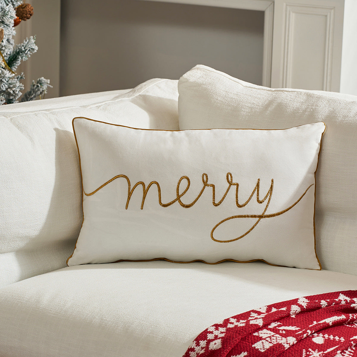 Détail du tissu et du lettrage de la housse de coussin de Noël « Merry » — MaisonFAME