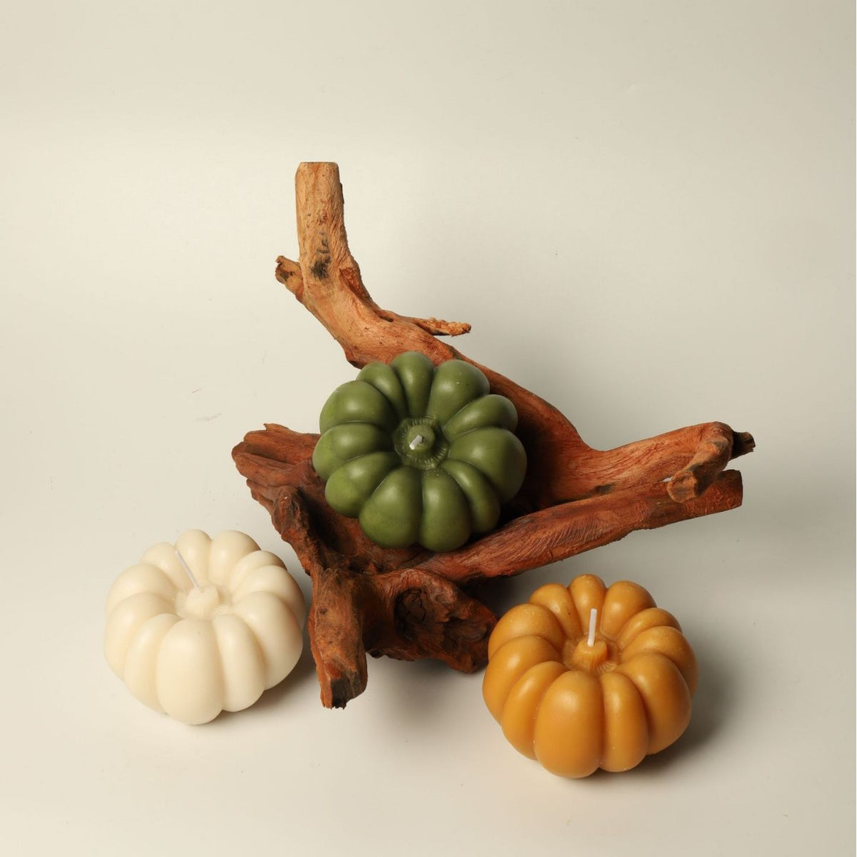 Bougie citrouille parfumée allumée, lumière chaude — MaisonFAME