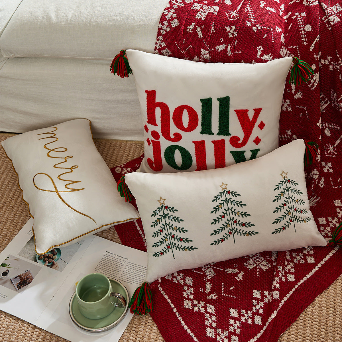 Housse de coussin de Noël « Merry », coloris de fête rouge, vert sapin et blanc — MaisonFAME