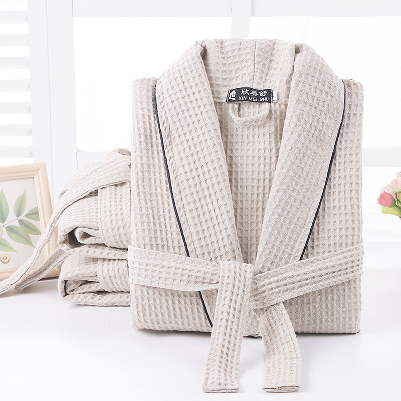 Peignoir en coton gaufré nid d'abeille beige, texture de la maille en gros plan — MaisonFAME