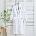 Peignoir en coton gaufré blanc à liseré noir, col châle et ceinture — MaisonFAME