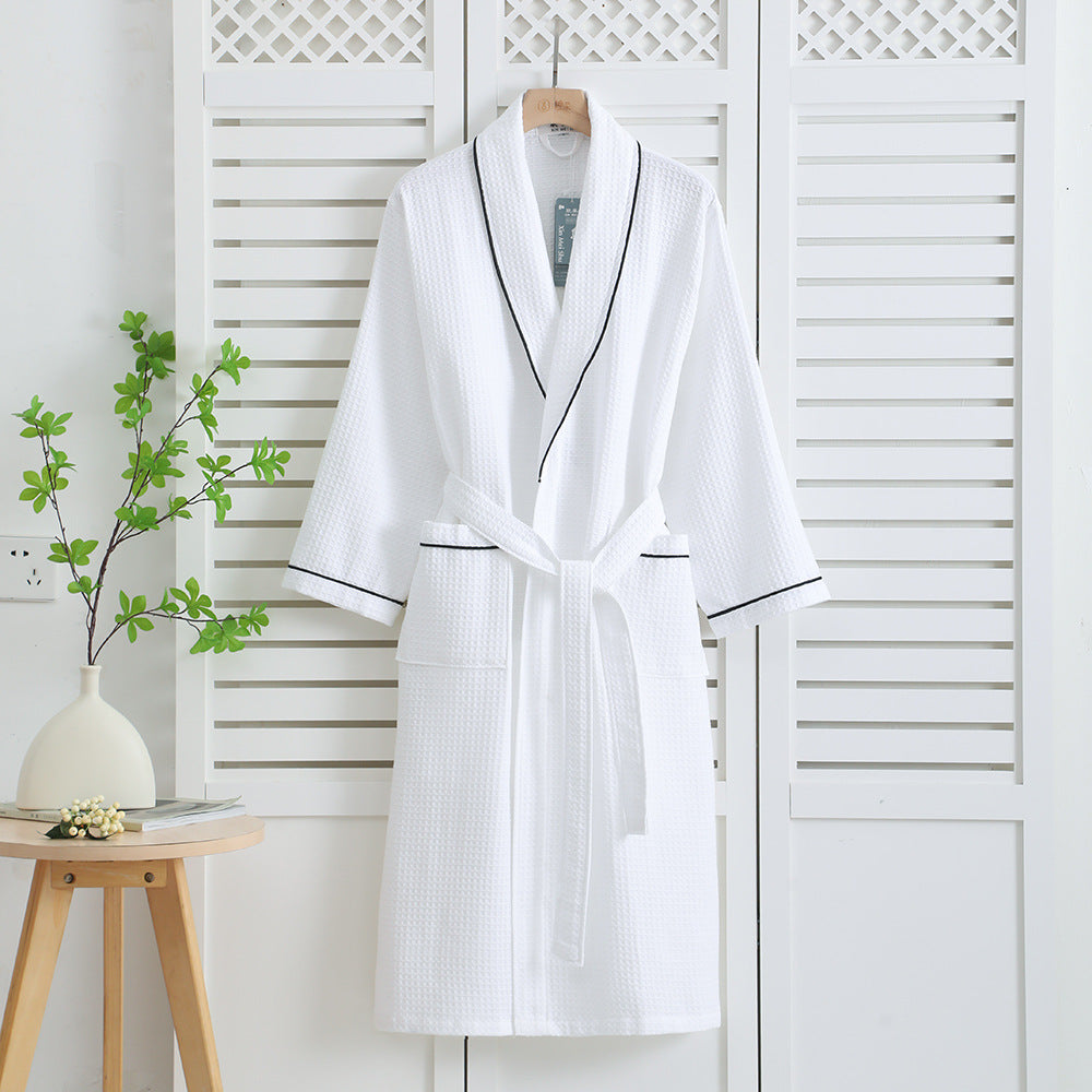 Peignoir en coton gaufré blanc à liseré noir, col châle et ceinture — MaisonFAME