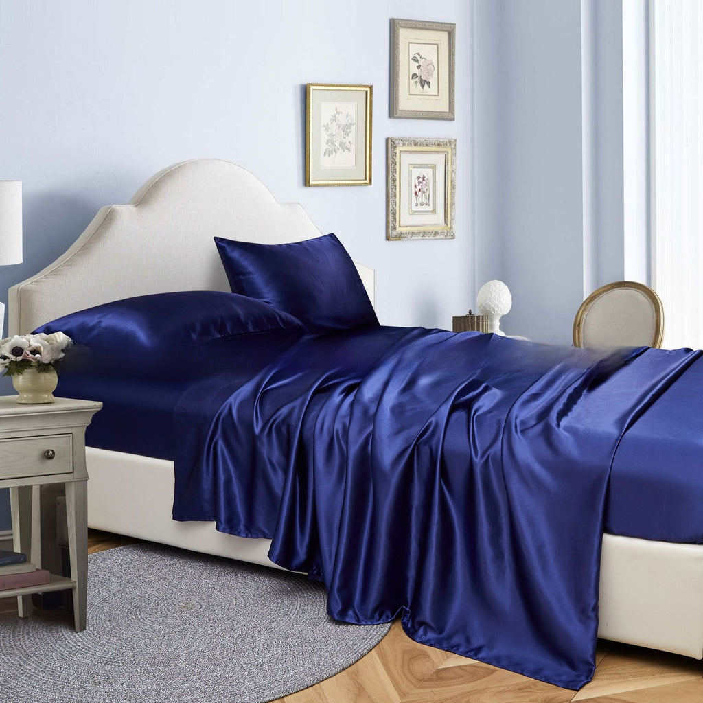 Parure de lit satin effet soie installée sur un lit, tombé fluide — MaisonFAME