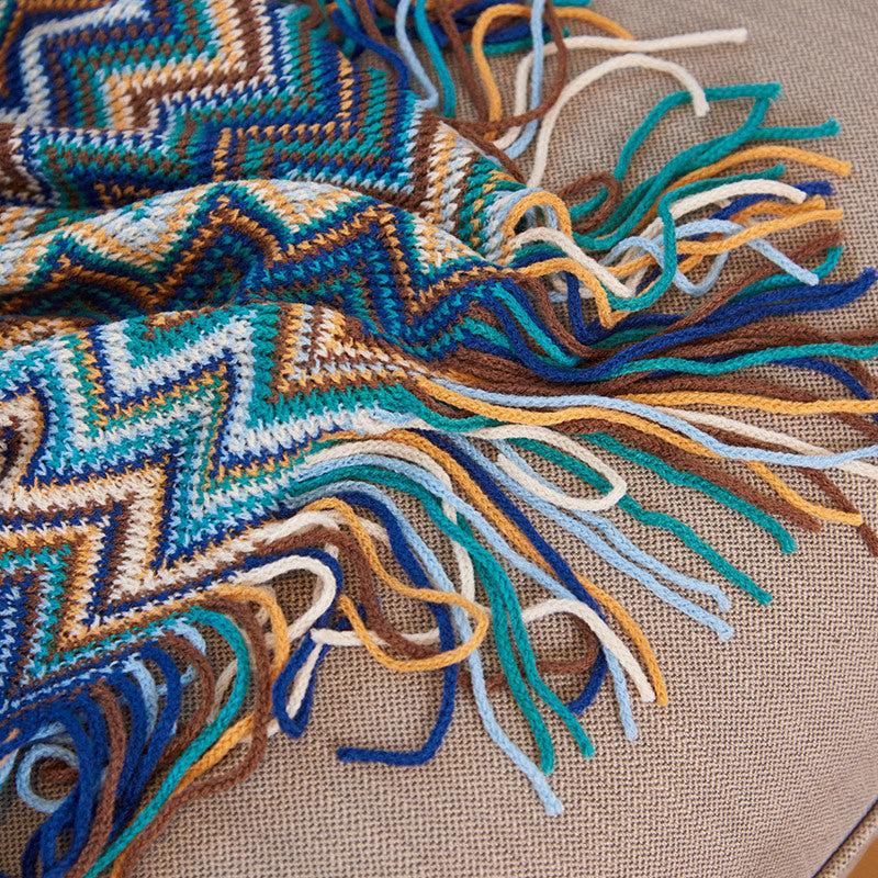 Détail de la maille épaisse du plaid bohème grand format — MaisonFAME