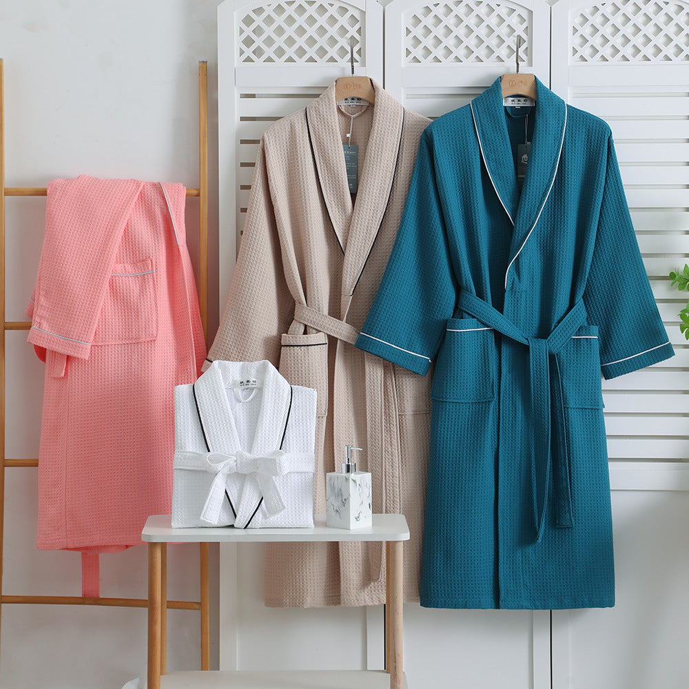 Peignoirs en coton gaufré rose, beige et bleu paon sur portant dans une salle de bain — MaisonFAME