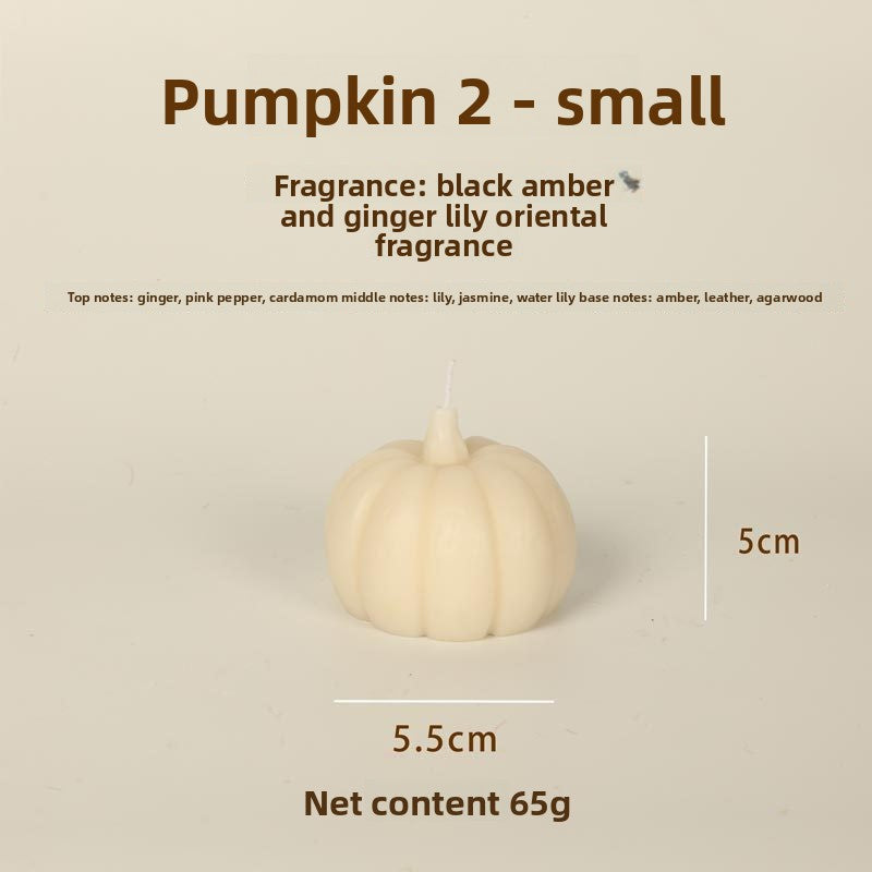 Bougie citrouille décorative sur une étagère — MaisonFAME