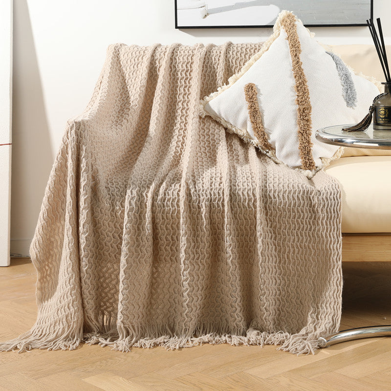 Plaid tricoté douceur posé sur un canapé pour soirée cocooning — MaisonFAME