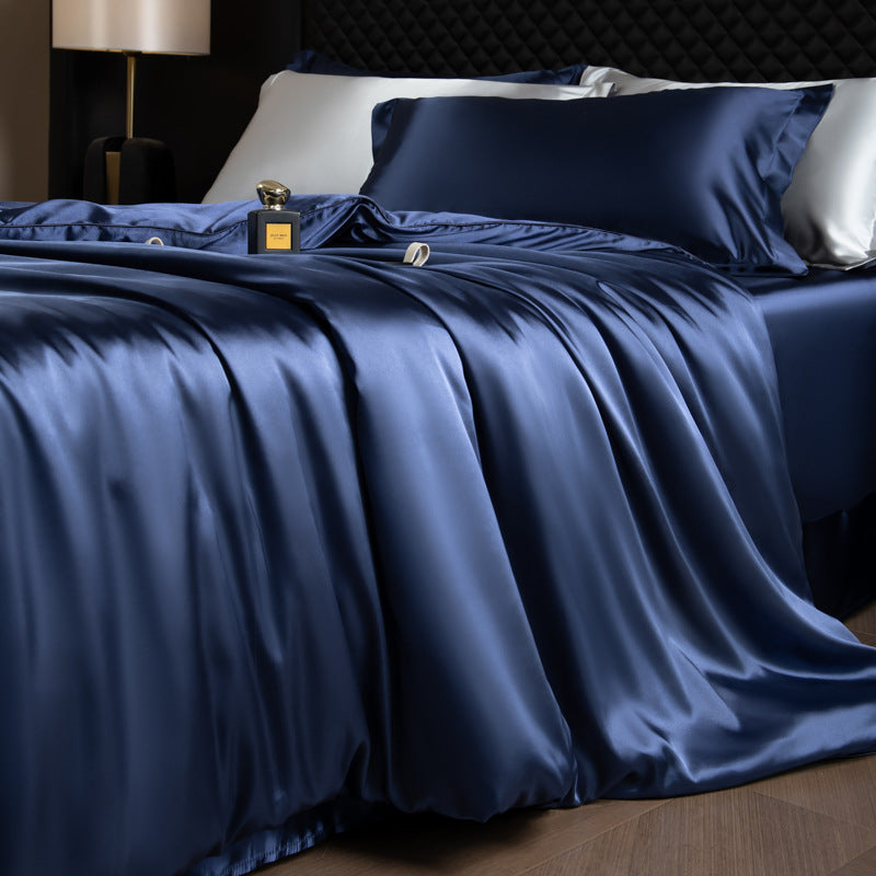 Housse de couette satin installée sur un lit, ambiance chambre douce — MaisonFAME
