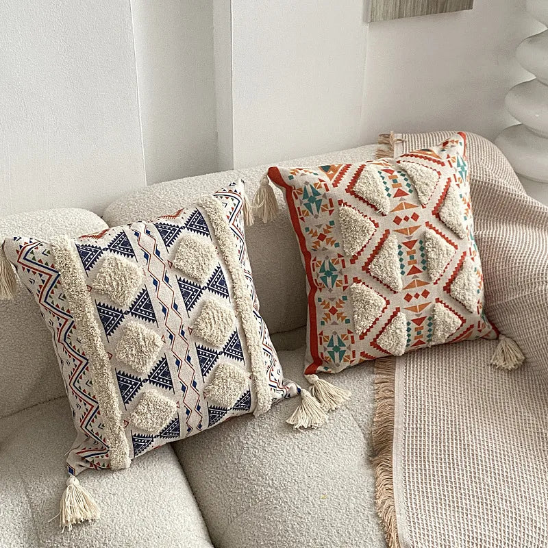 Housse de coussin en lin bohème capitonnée sur un fauteuil, décoration naturelle — MaisonFAME