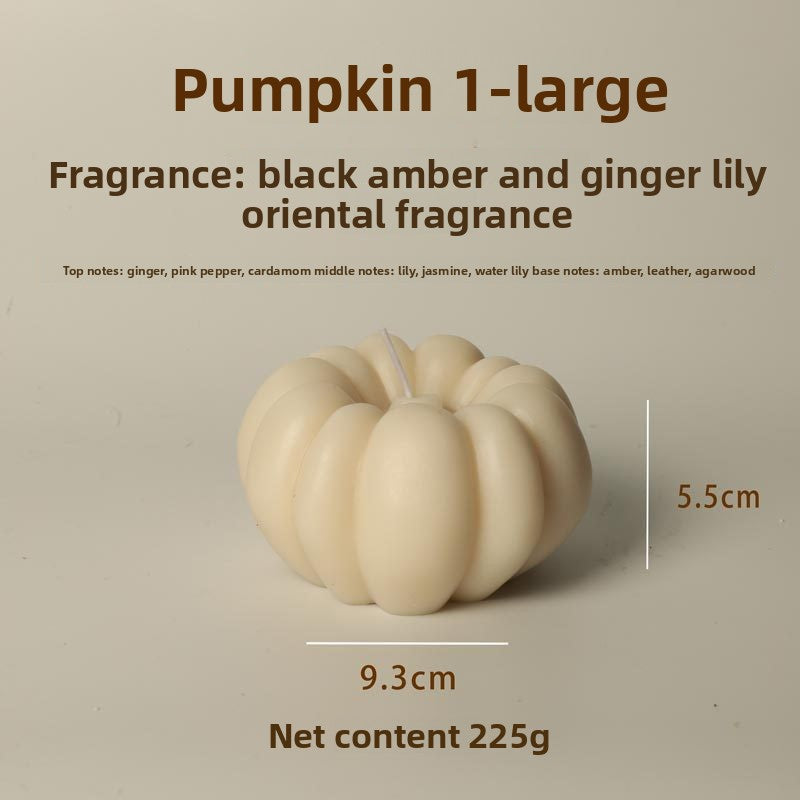 Bougie citrouille posée sur une table d'automne — MaisonFAME